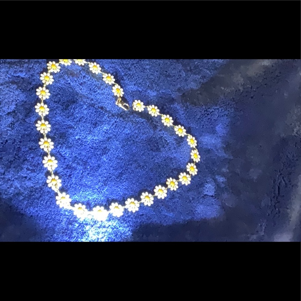 Necklace of enameled daisies.15” NWOT. $22-